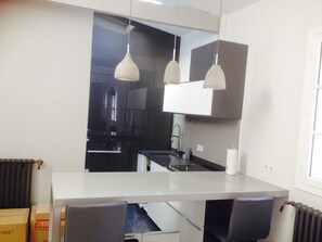 Réfrigérateur, micro-ondes, four, plaque de cuisson