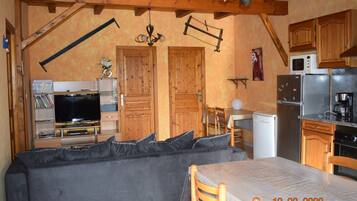 Tv, dvd-afspiller, bøger, stereoanlæg