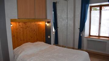 2 bedrooms, iron/ironing board, free WiFi