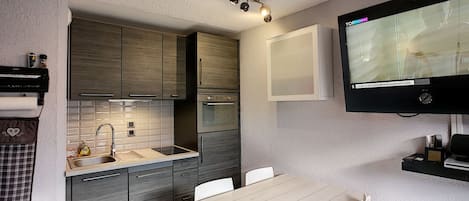 Refrigerador, microondas, lavavajillas y cafetera y tetera