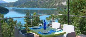 Duplex lake view villa near Castellane and Gorges Du Verdon, private paddle boat