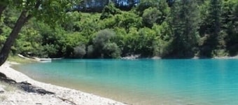 Duplex lake view villa near Castellane and Gorges Du Verdon, private paddle boat