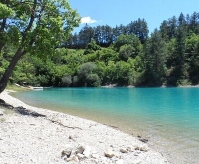 Duplex lake view villa near Castellane and Gorges Du Verdon, private paddle boat