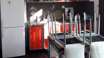 Réfrigérateur, micro-ondes, plaque de cuisson, cafetiÚre/bouilloire