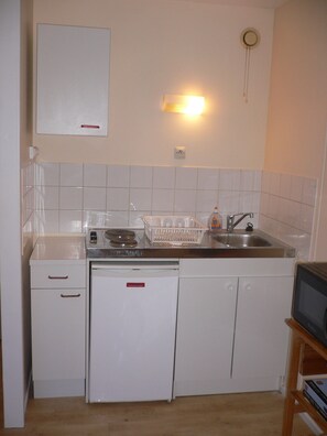 Kylskåp, mikrovågsugn, spishäll och kaffe- och tebryggare