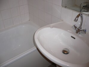 Duschwanne, Handtücher, Toilettenpapier