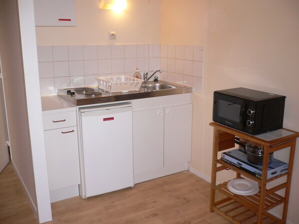 Réfrigérateur, micro-ondes, plaque de cuisson, cafetière/bouilloire