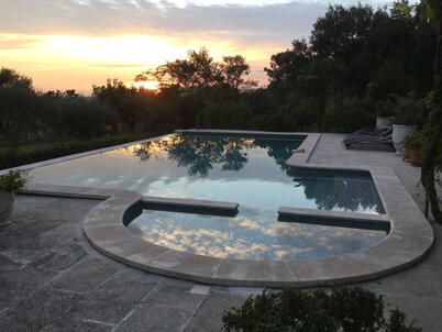 Property in the vaucluse province: Infinity pool / Jacuzzi / View