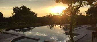 Property in the vaucluse province: Infinity pool / Jacuzzi / View