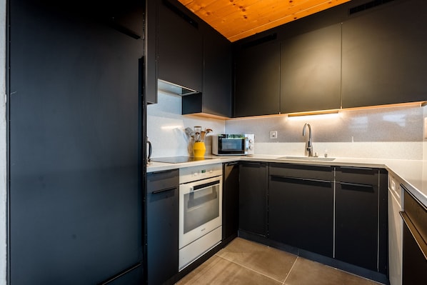 Fridge, oven, stovetop, dishwasher
