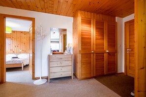 2 bedrooms, iron/ironing board, internet, bed sheets