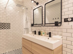 Dusche, kostenlose Toilettenartikel, Haartrockner, Handtücher