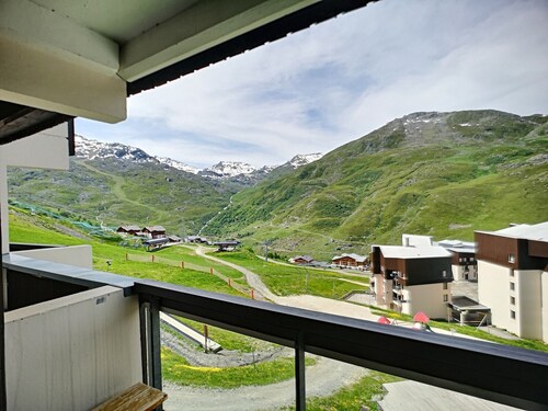 Beautiful 1-bedroom renovated, 4 people, ski-in/ski-out with parking