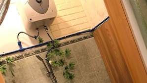 Ducha, artículos de higiene personal gratuitos y secador de pelo