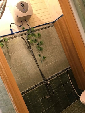 Ducha, artículos de tocador gratuitos, secador de pelo, pantuflas