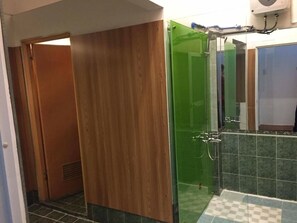 Shower, free toiletries, hair dryer, slippers - Tabana hostel (Nha Trang)