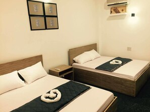 Desk, iron/ironing board, free WiFi - Tabana hostel (Nha Trang)