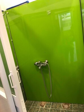 Pancuran mandi, kelengkapan dandanan diri percuma, pengering rambut 