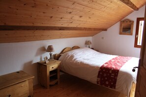 3 bedrooms, travel cot - "Les Marmottes de l'Alpe", Charming family chalet (3 *) with panoramic view (Auris en Oisans)