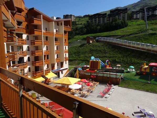 المنطقة المحيطة بالمنشأة