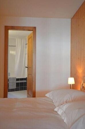 3 bedrooms, internet, bed sheets