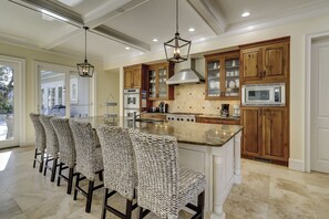 ثلاجة، ميكروويف، موقد طهي مسطح، غسالة أطباق