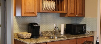 Walk to Downtown Royal Oak - Quiet neighborhood - Cozy 2 Bed 1 Bath Bungalow 