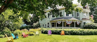 A cozy 1st Floor King B&B room in Downtown Shelburne - Delicious Breakfasts! SHE
