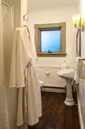 Combined shower/tub, hair dryer, towels