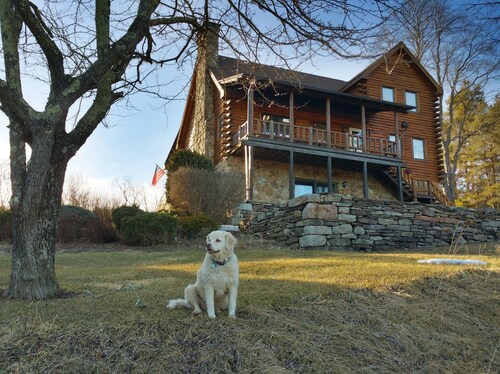 Secluded 5 BR 3 Full Bath Log Home 120 acres Sleeps10
Professional Pickleball Ct