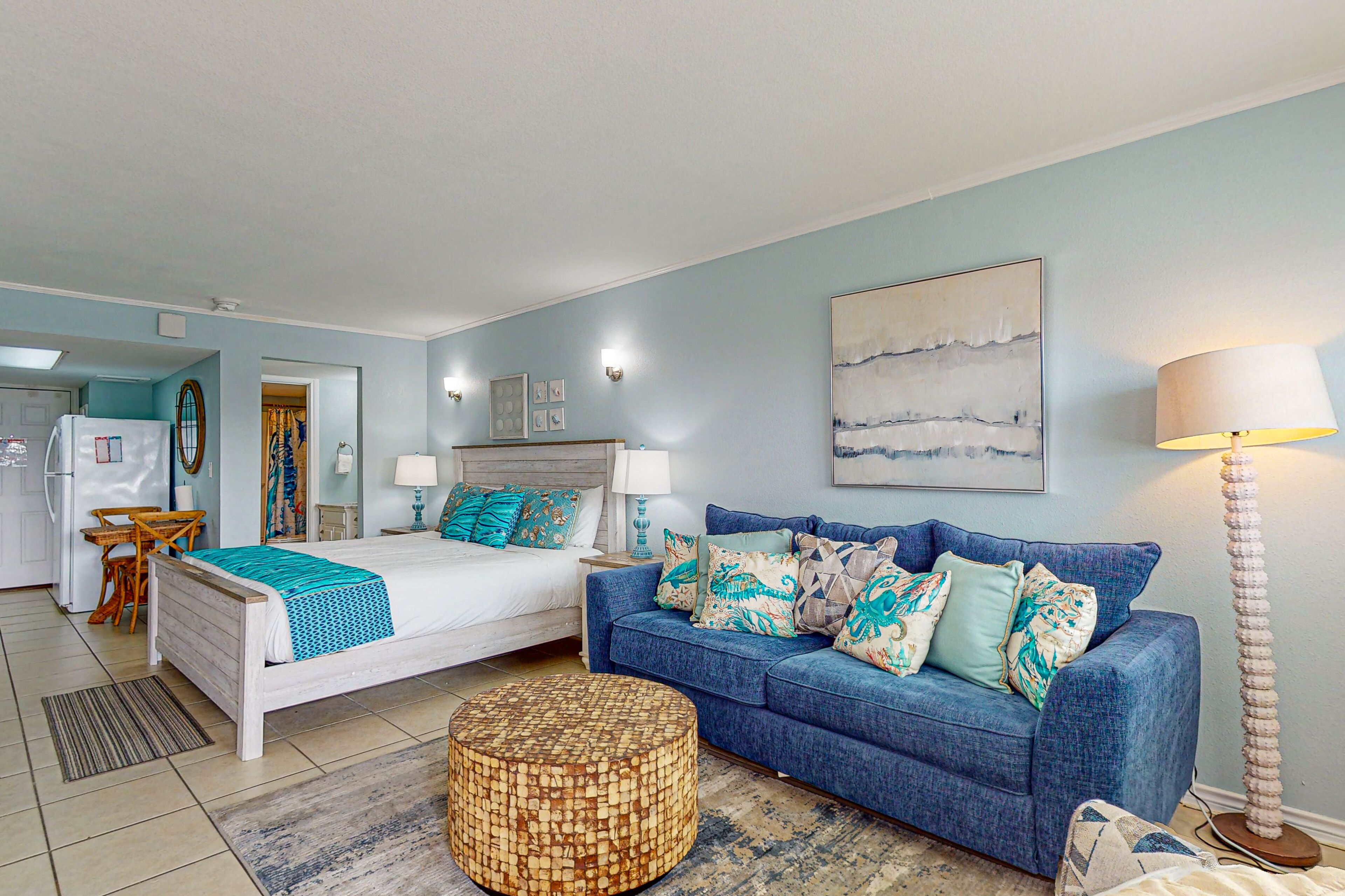 SB112  Efficiency Condo in Town, Near Beach, Shared Pool, Hot Tub