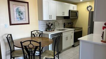 Køleskab, mikrobølgeovn, ovn, kogeplade