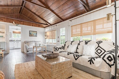 Sunny Cove Cottage- Dog Friendly