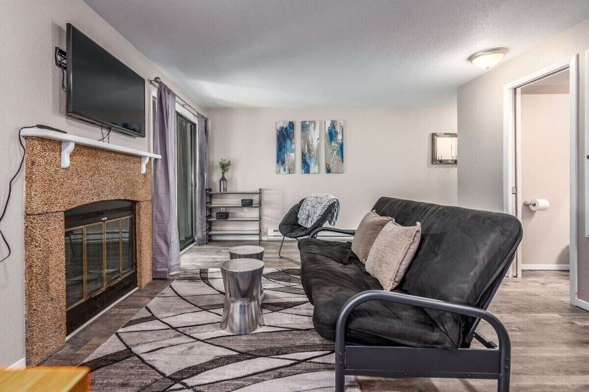 Cozy Valley Condo I  Short Drive to Downtown!