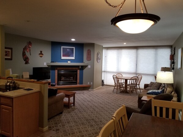 Smart TV, fireplace - Closest building to the main lift. (Frisco)