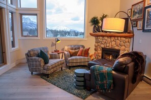 Smart TV, fireplace, books, stereo - PANORAMIC VIEWS TO BANFF NATIONAL PARK | TWO STOREY PENTHOUSE | WINTER ON SALE (Canmore)