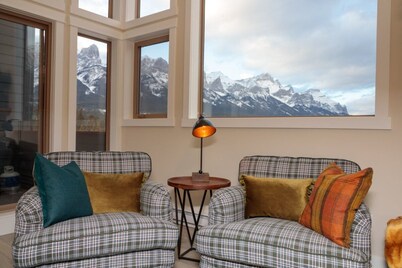 PANORAMIC VIEWS TO BANFF NATIONAL PARK | TWO STOREY PENTHOUSE | WINTER ON SALE