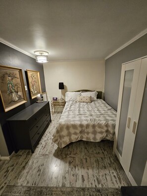 1 chambre, fer et planche à repasser, accès au Wi-Fi (inclus)