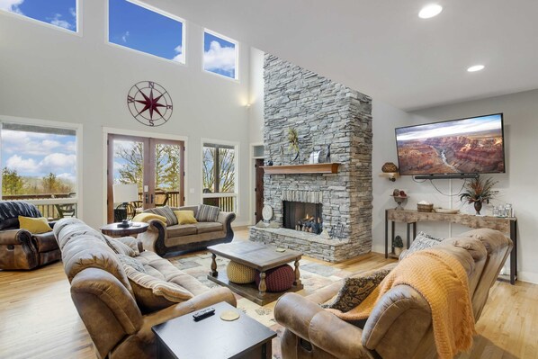 テレビ、暖炉、DVD プレーヤー