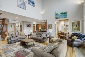 テレビ、暖炉、DVD プレーヤー