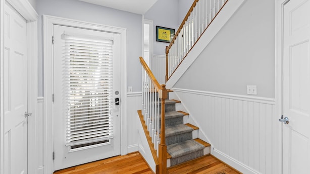 A staircase with wooden balusters and carpeted steps leading to an upper floor. - Fairway Dunes 27 - Screen Porch Golf Course View! (Isle of Palms)
