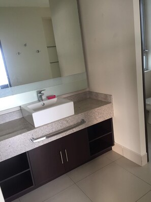 Chuveiro, toalhas de banho, sabonete, shampoo