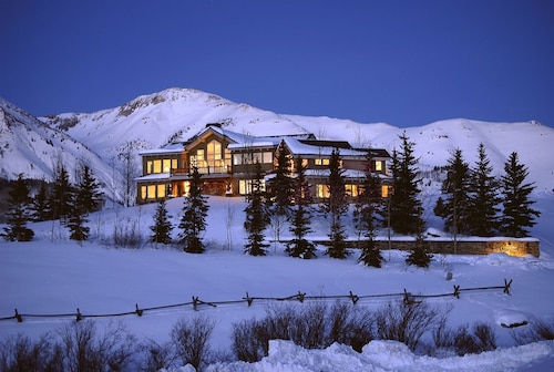 Silver Lane / Luxury 5,200 Sq.Ft Home/Walk to Ski Access/Hot Tub/Gourmet Kitchen