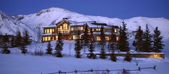 Silver Lane / Luxury 5,200 Sq.Ft Home/Walk to Ski Access/Hot Tub/Gourmet Kitchen