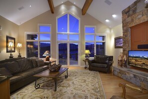 Fernseher, Kamin, DVD-Player