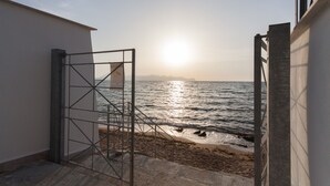 Sur la plage, chaise longue, serviettes de plage