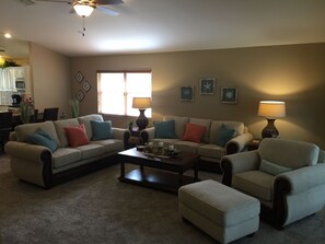 Smart TV, stereo - 5⭐️ LUXURY BEACH VILLA with SECLUDED HEATED POOL+HOT TUB SURROUNDED by PALM TREES (Naples)