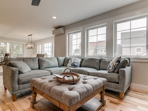 تلفزيون ذكي، مدفأة، كُتُب، ستيريو