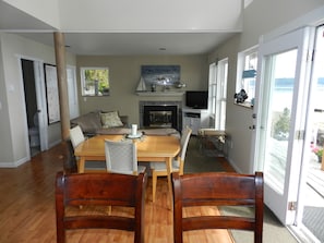 Smart TV, fireplace, DVD player, books - "Sky's Landing" Beach House ☀️ Hood Canal (Belfair)
