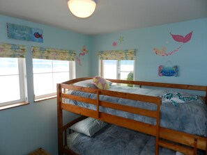 1 bedroom, travel cot, WiFi, bed sheets - "Sky's Landing" Beach House ☀️ Hood Canal (Belfair)